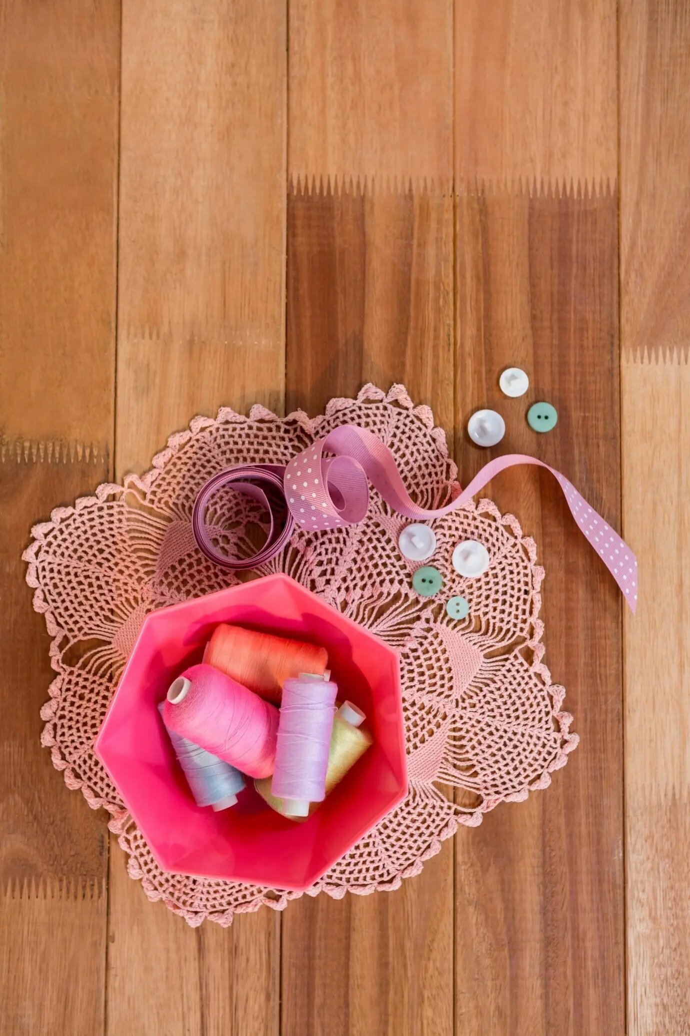 Garnrolle mit Band und Knöpfen