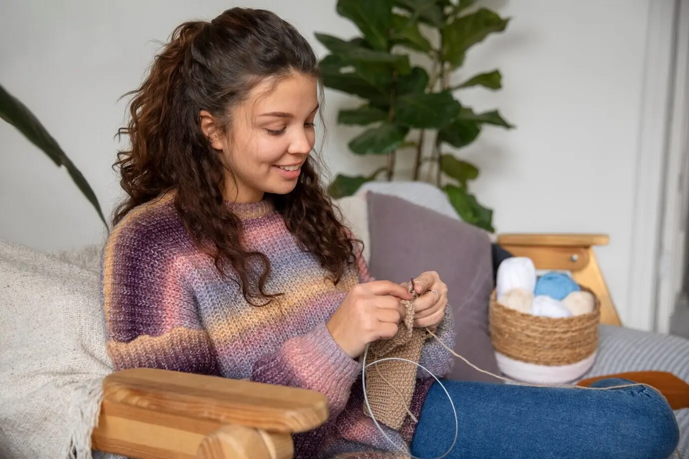 Halbnahe Aufnahme einer jungen Frau beim Stricken.