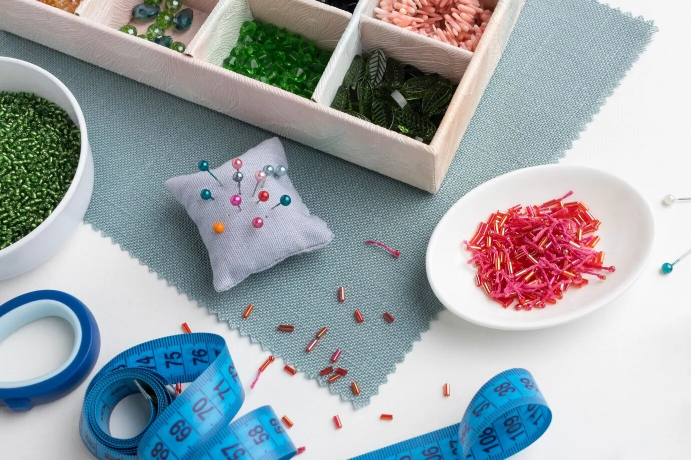 Hochwinkelansicht einer Anordnung von Schneiderwerkzeugen und Elementen